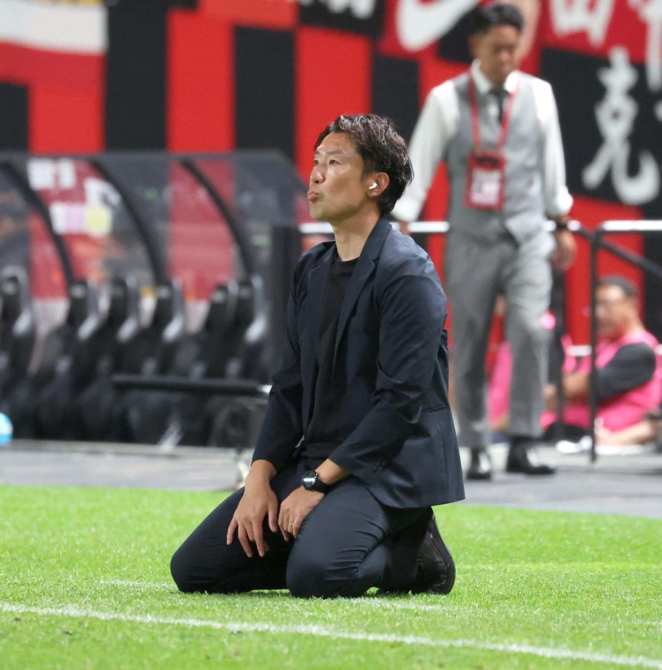 札幌対山形　試合後、膝をつく札幌柴田監督（撮影・黒川智章）