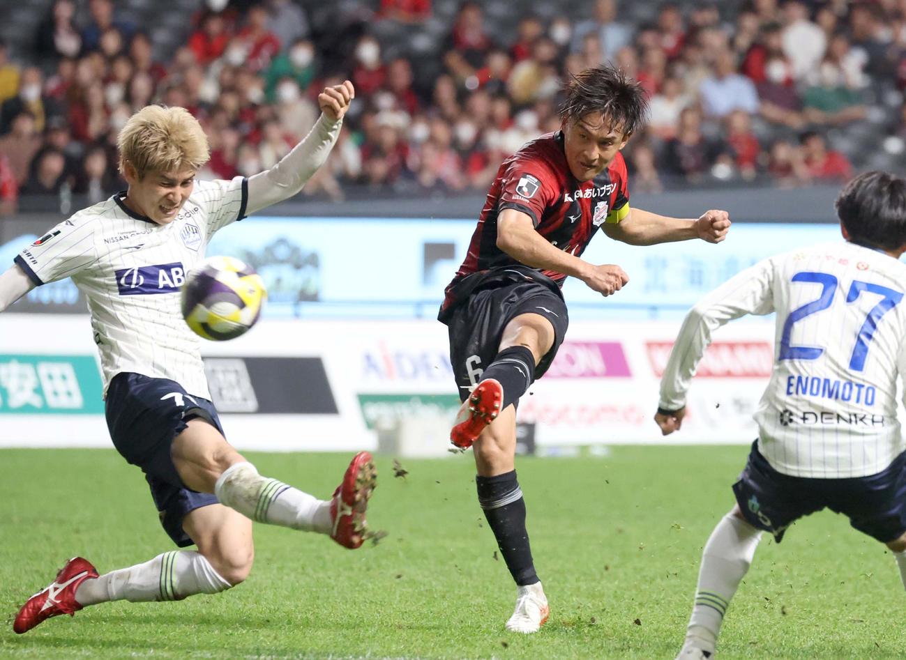 札幌対山形　後半、試合終了直前にシュートを放つもポスト直撃の札幌高嶺（撮影・黒川智章）