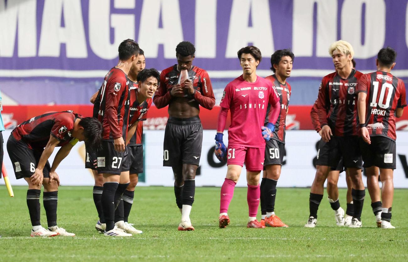 札幌対山形　試合後、肩を落とす札幌の選手たち（撮影・黒川智章）