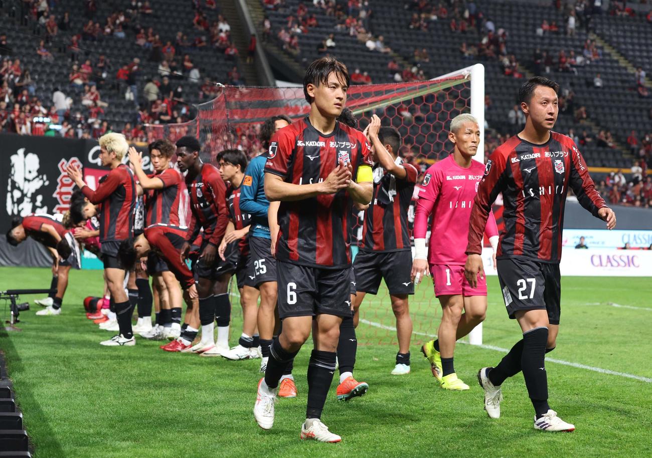 札幌対山形　サポーターにあいさつし引き揚げる札幌の選手たち（撮影・黒川智章）