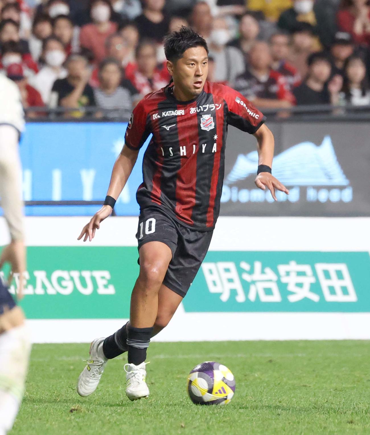 札幌対山形　後半、ドリブルする札幌宮沢（撮影・黒川智章）