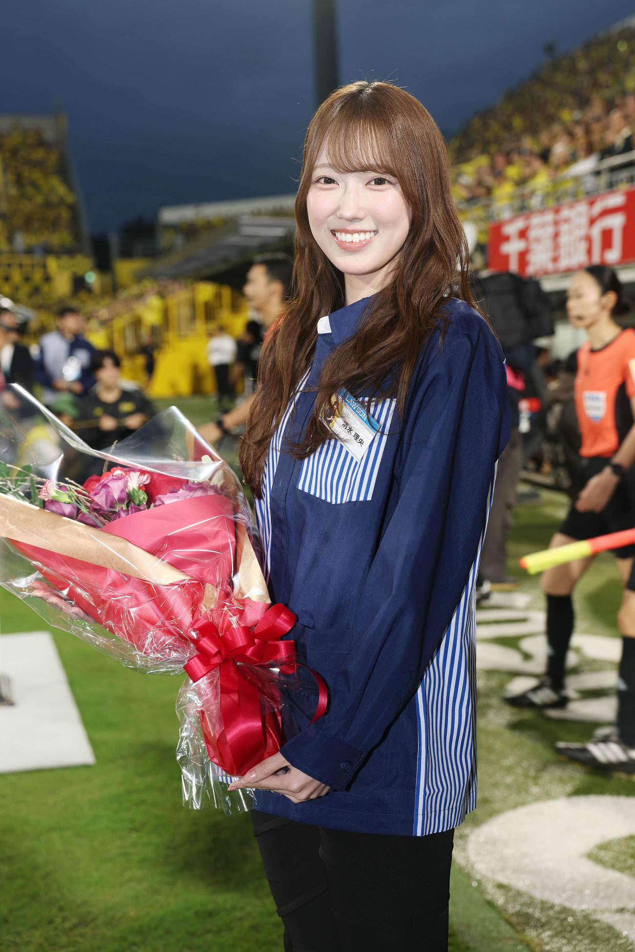 柏対横浜　試合前、始球式を務める日向坂46の清水理央は笑顔を見せる（撮影・宮地輝）