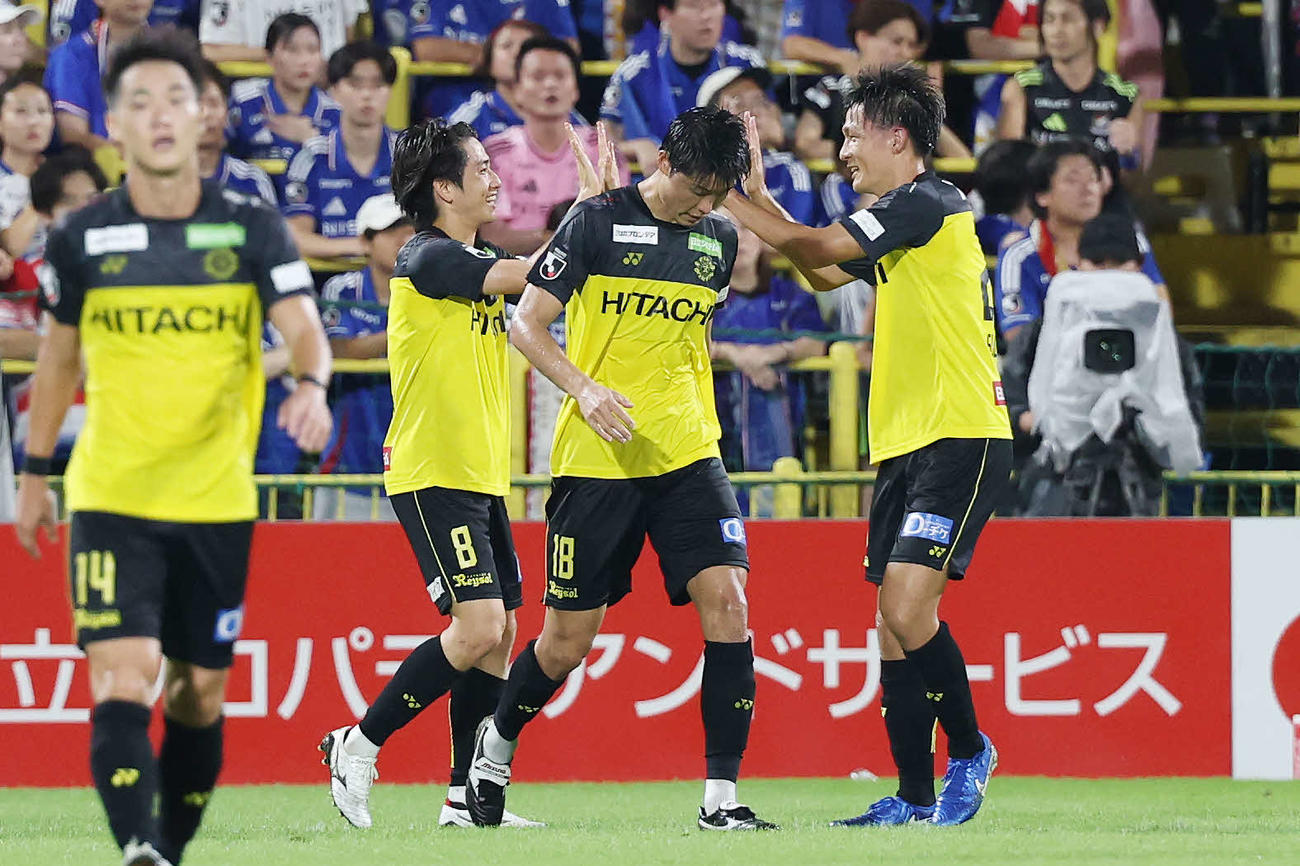 柏対横浜　前半、ゴールを決めチームメートと喜ぶ柏小泉（左）（撮影・宮地輝）