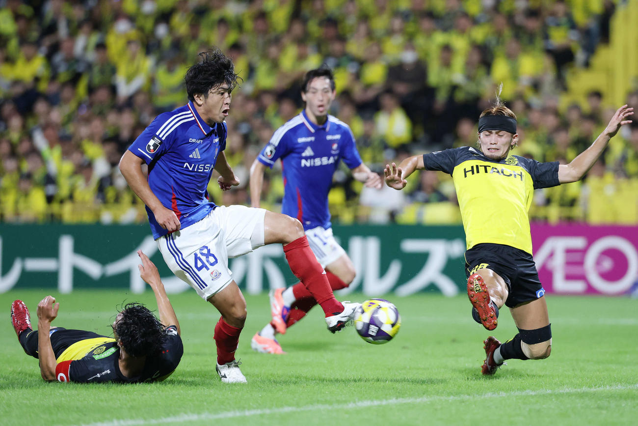 柏対横浜　前半、ネットを揺らすもVARの結果ノーゴールとなる横浜谷村（撮影・宮地輝）