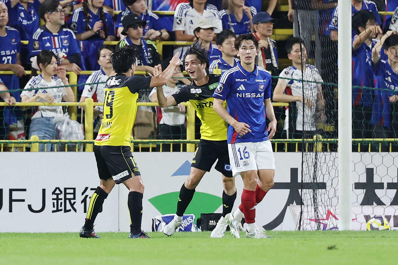 柏対横浜　前半、ゴールを決め喜ぶ柏小泉（中央）（撮影・宮地輝）