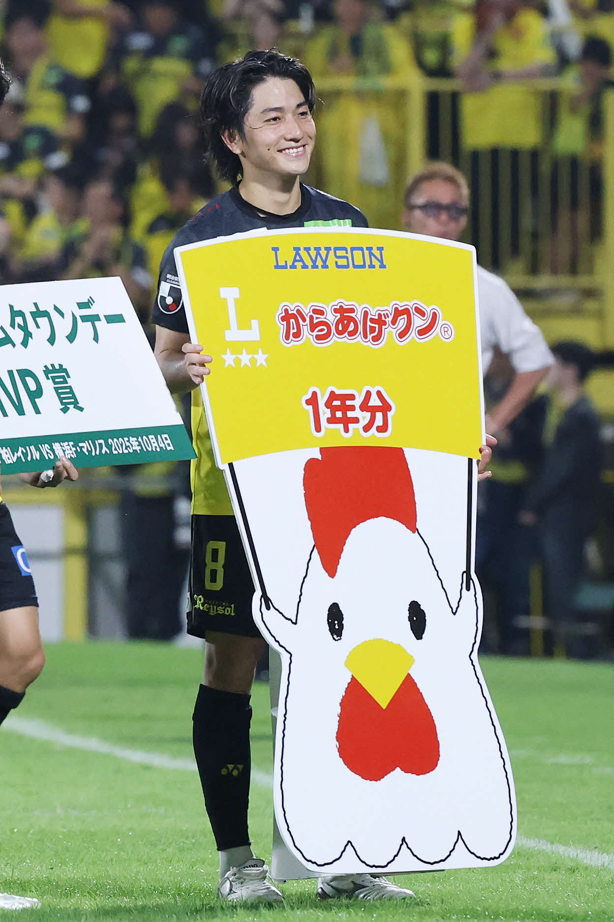 柏対横浜　からあげクン1年分を手に笑顔の柏小泉（撮影・宮地輝）
