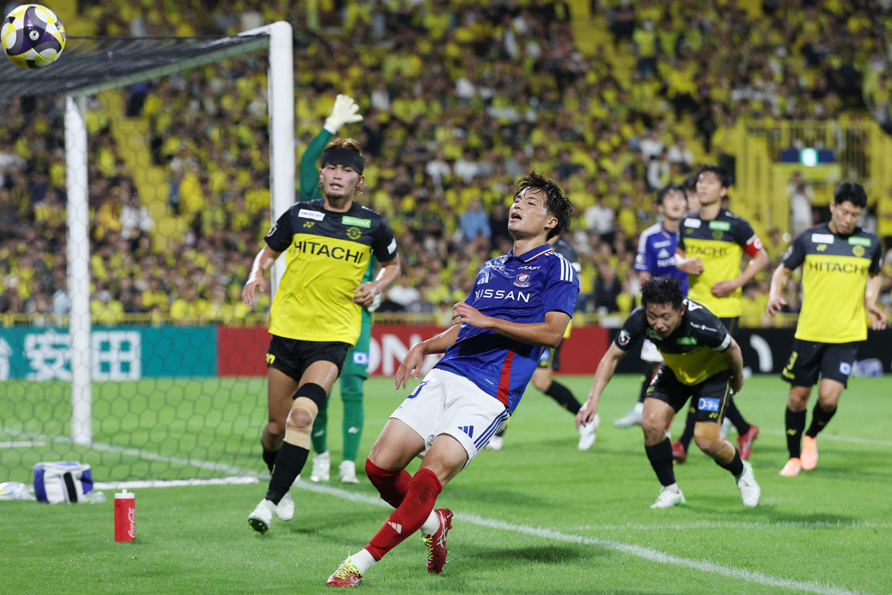 柏対横浜　後半、クロスに合わなかった横浜宮市（撮影・宮地輝）