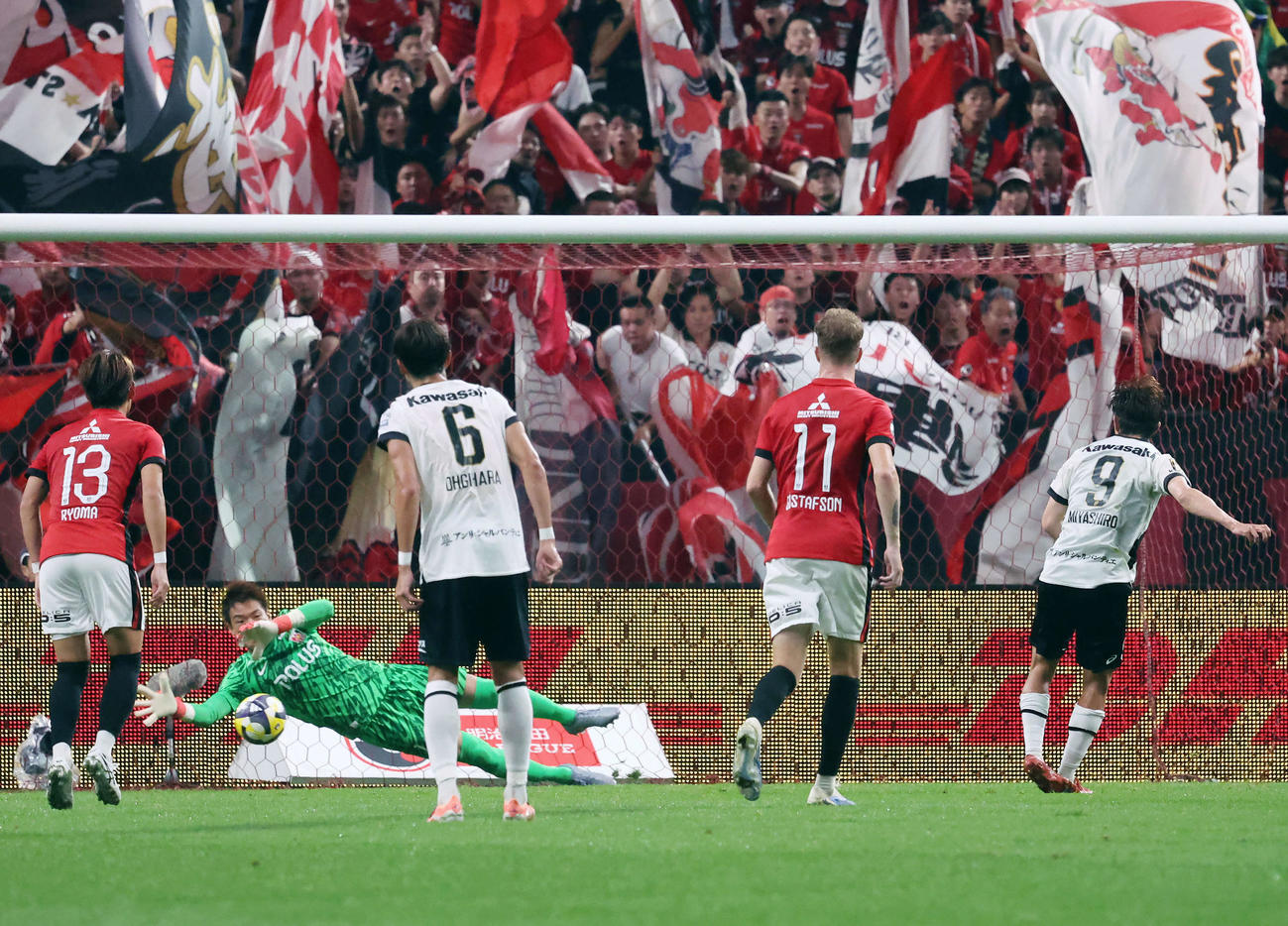 浦和対神戸　前半、神戸宮代（右端）のPKを止める浦和西川（左奥）（撮影・山本朝陽）
