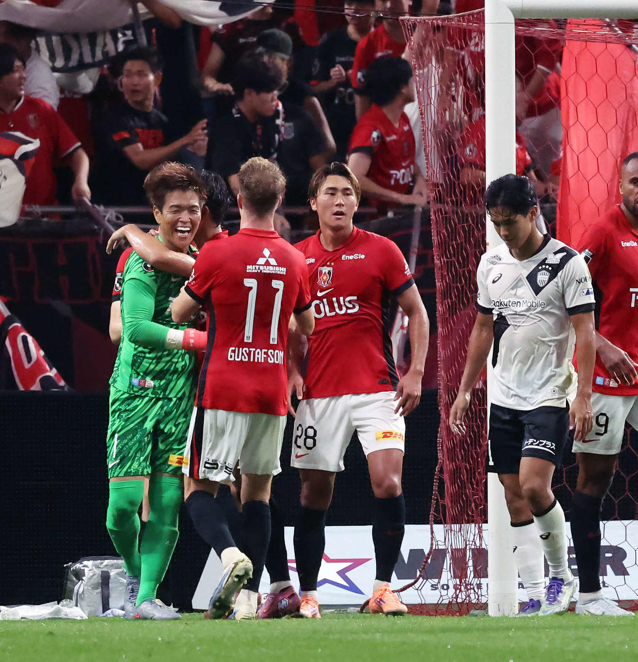 浦和対神戸　前半、神戸宮代のペナルティーキックを止め、イレブンと笑顔で喜ぶ浦和GK西川（左）（撮影・山本朝陽）