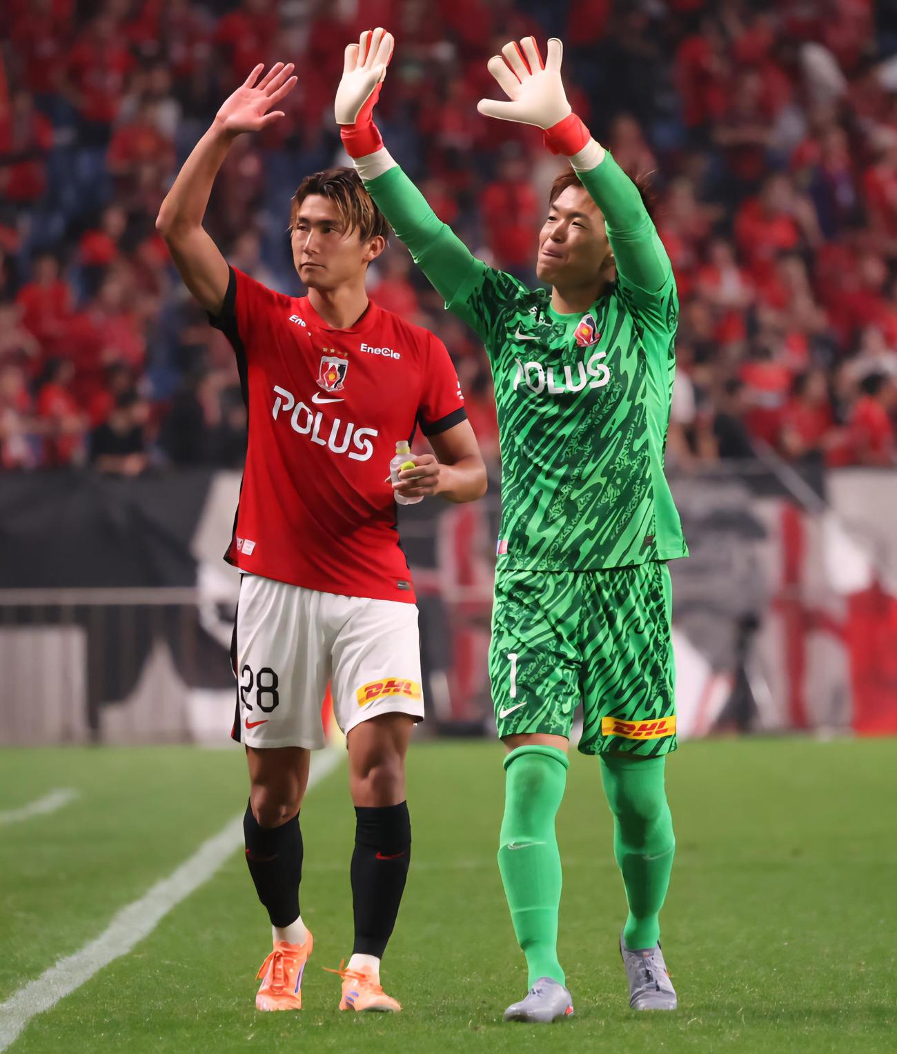 浦和対神戸　試合後、サポーターの声援に答える浦和GK西川（右）と根本（撮影・山本朝陽）