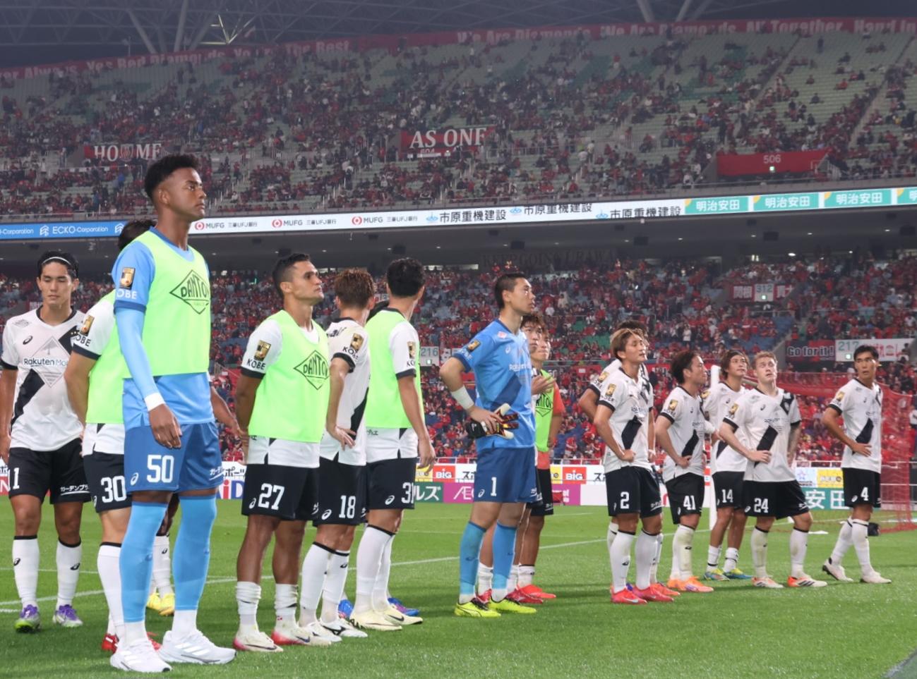 浦和対神戸　試合後、サポーターにあいさつを行う神戸イレブン（撮影・山本朝陽）