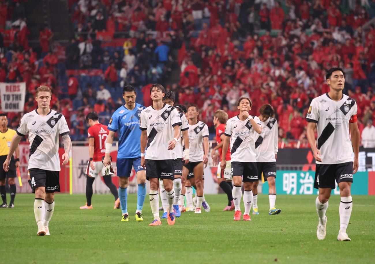 浦和対神戸　試合に敗れ、下を向く神戸イレブン（撮影・山本朝陽）