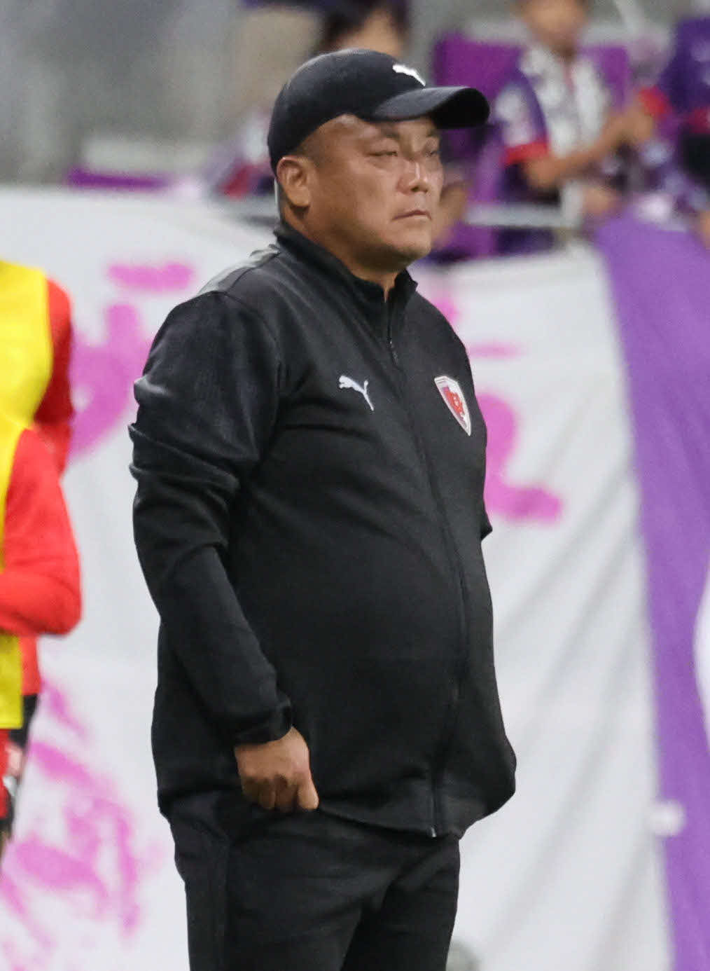 京都対川崎F　前半、試合を見守る京都曺貴裁監督（撮影・西尾就之）