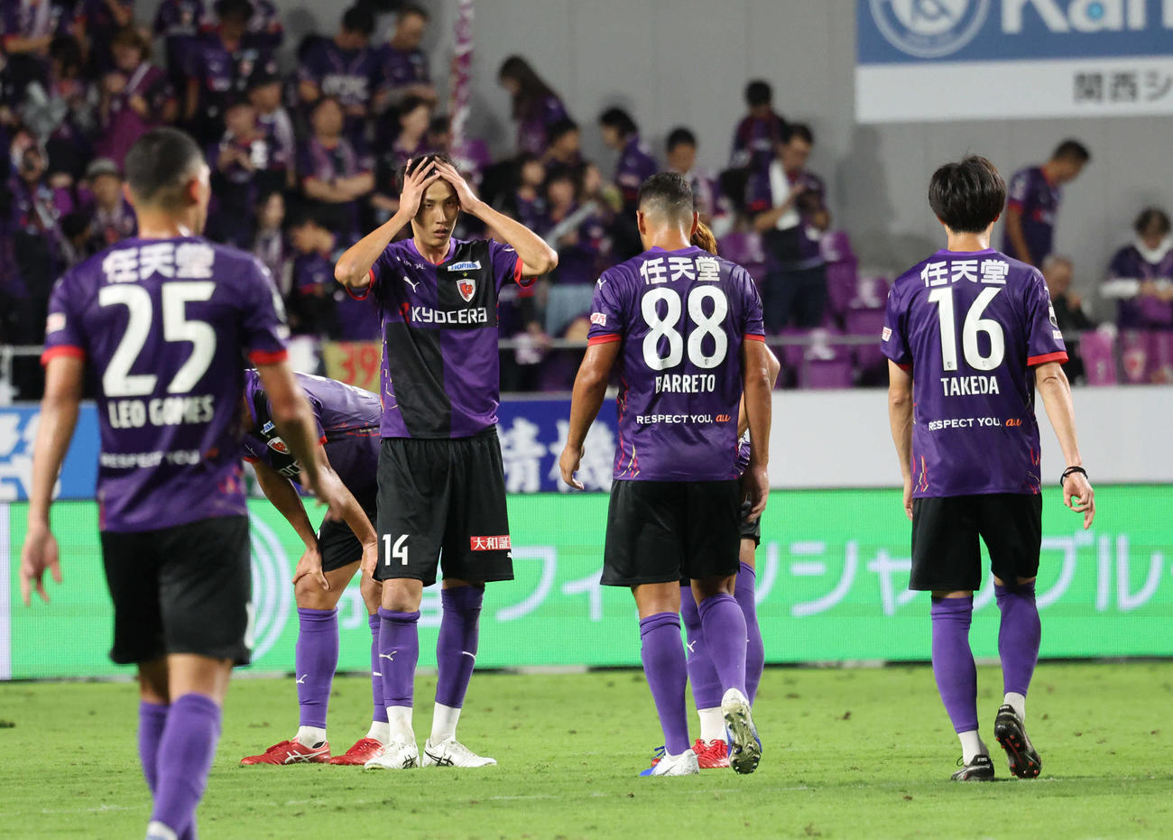 京都対川崎F　ドローに終わりがっくりの原（左から2人目）ら京都イレブン（撮影・西尾就之）
