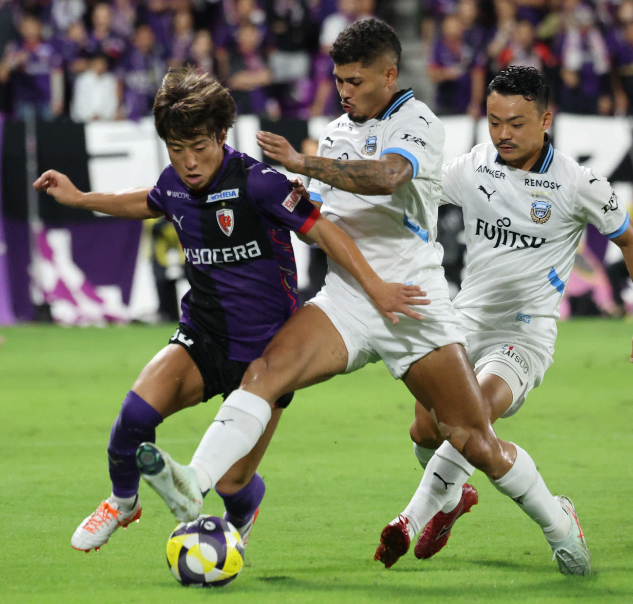 京都対川崎F　前半、ボールを奪い合う京都福岡（左）と川崎Fエリソン（撮影・西尾就之）