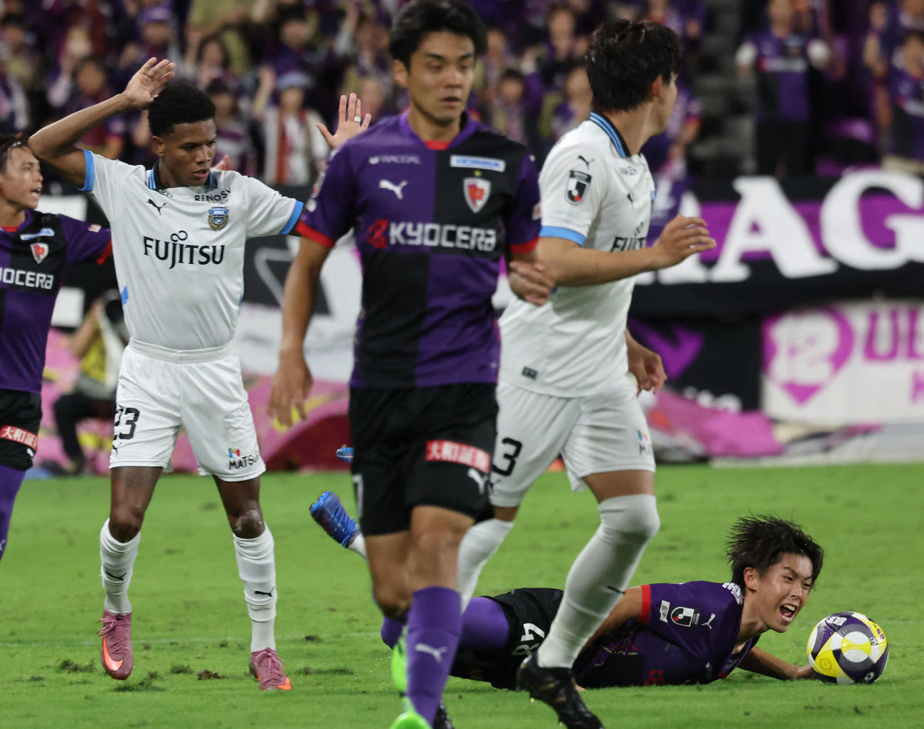 京都対川崎F　後半、京都中野はゴール前に攻め込むもキープできず（撮影・西尾就之）