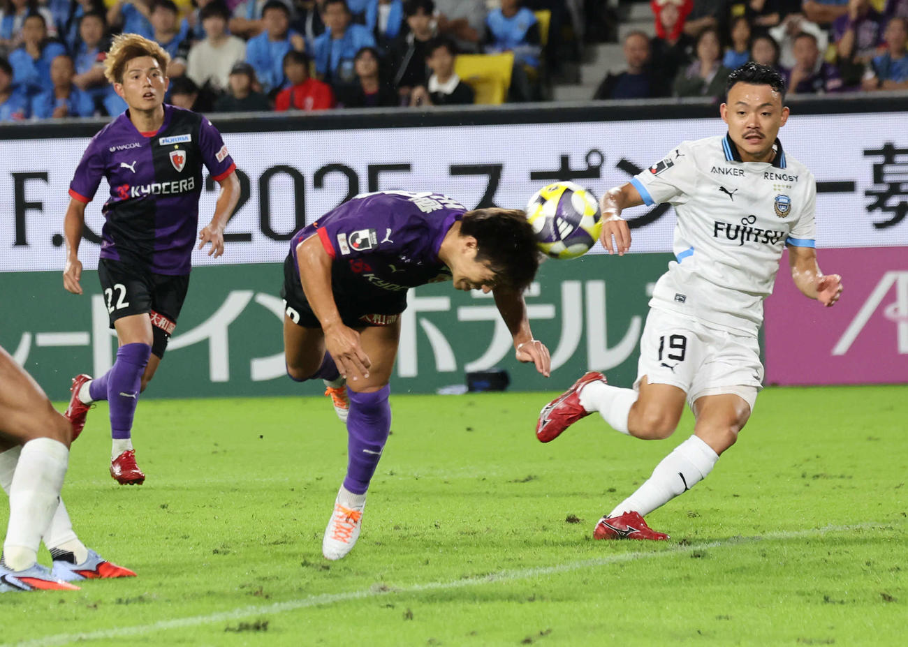 京都対川崎F　後半、京都松田はヘディングでゴールを狙うも入らず（撮影・西尾就之）