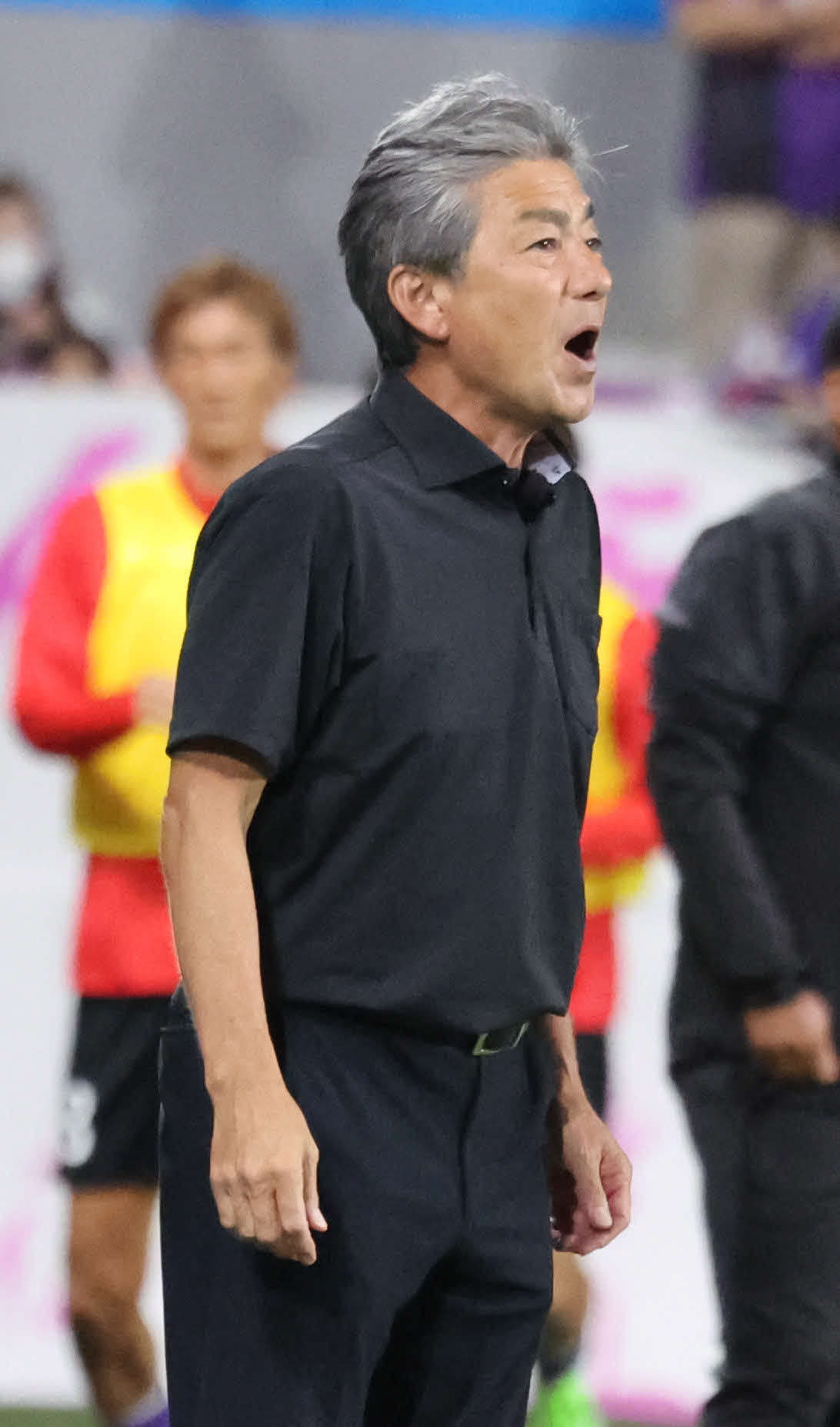 京都対川崎F　前半、指示を出す川崎F長谷部監督（撮影・西尾就之）