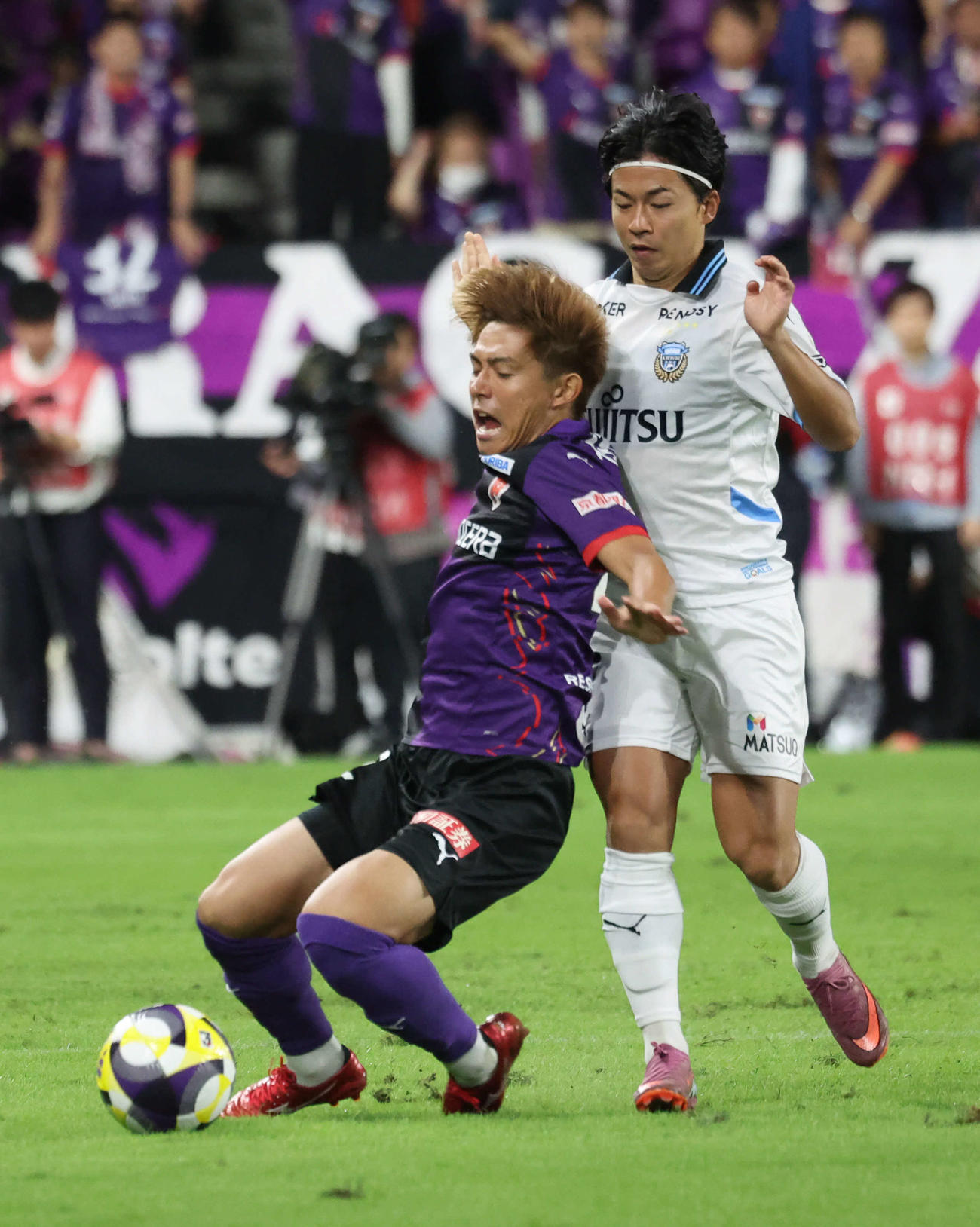 京都対川崎F　前半、ボールを奪い合う京都須貝（左）と川崎F伊藤（撮影・西尾就之）