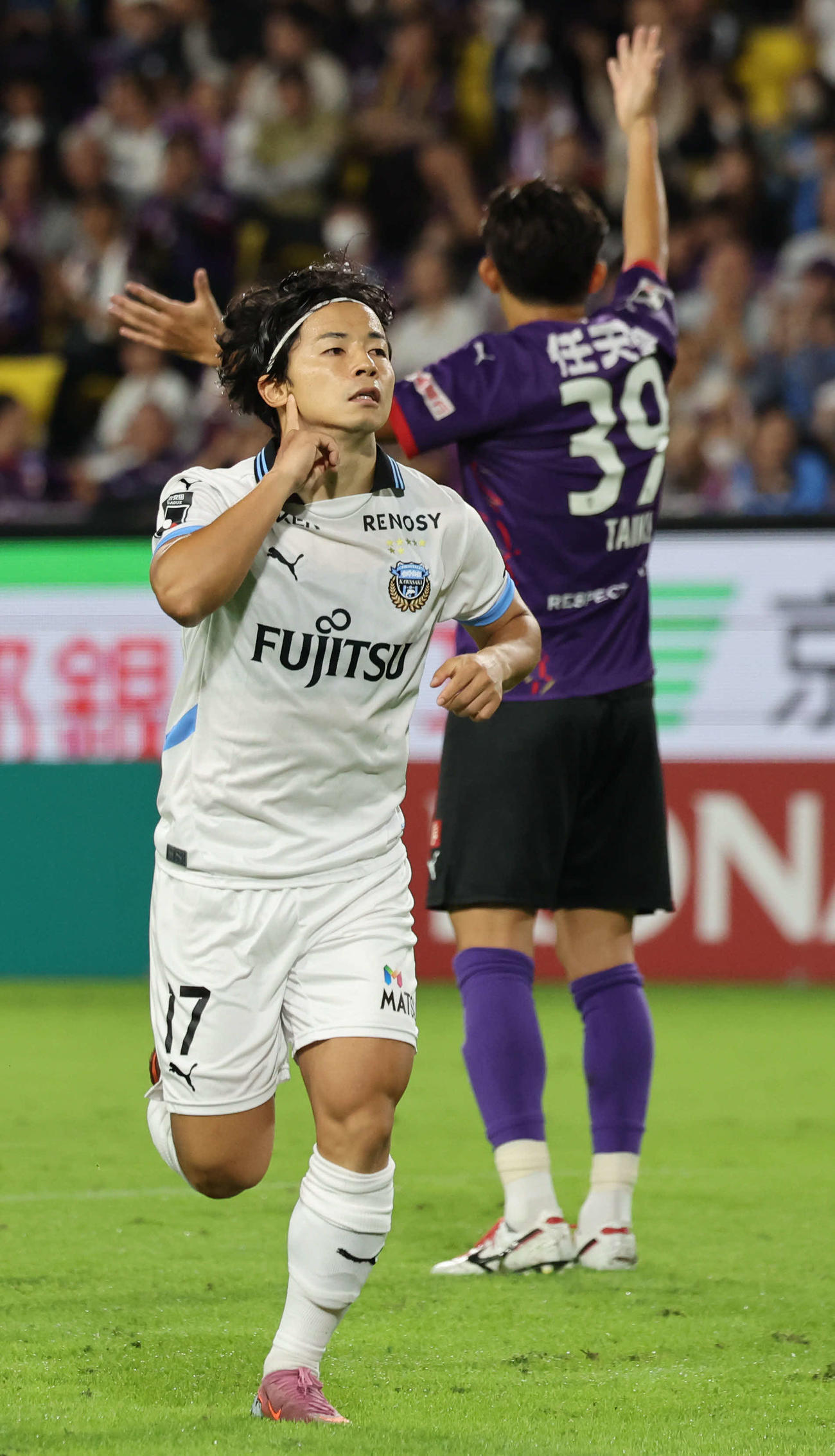 京都対川崎F　前半、先制ゴールを決め駆け出す川崎F伊藤（撮影・西尾就之）