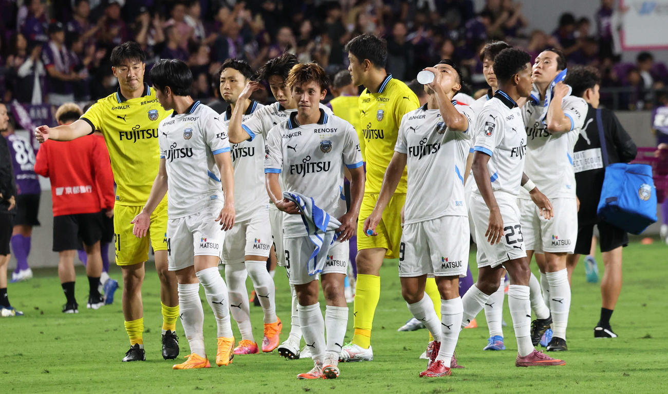 京都対川崎F　ドローに終わり引き揚げる川崎Fイレブン（撮影・西尾就之）