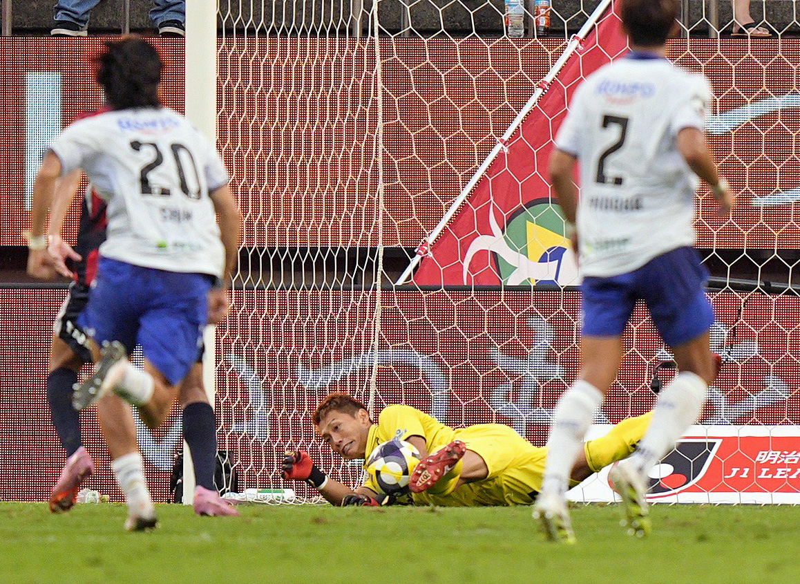 試合終了間際、鹿島・徳田（左奥）のPKを止めるG大阪・GK一森（共同）
