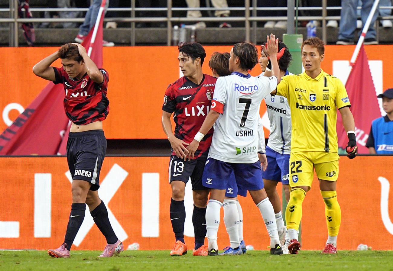 試合終了間際、鹿島・徳田（左端）のPKを止め、タッチを交わすG大阪・GK一森（右端、共同）