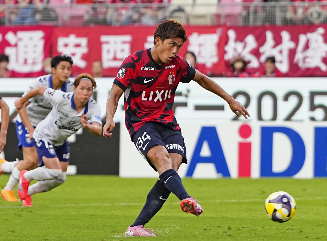試合終了間際、PKを失敗した鹿島・徳田（共同）