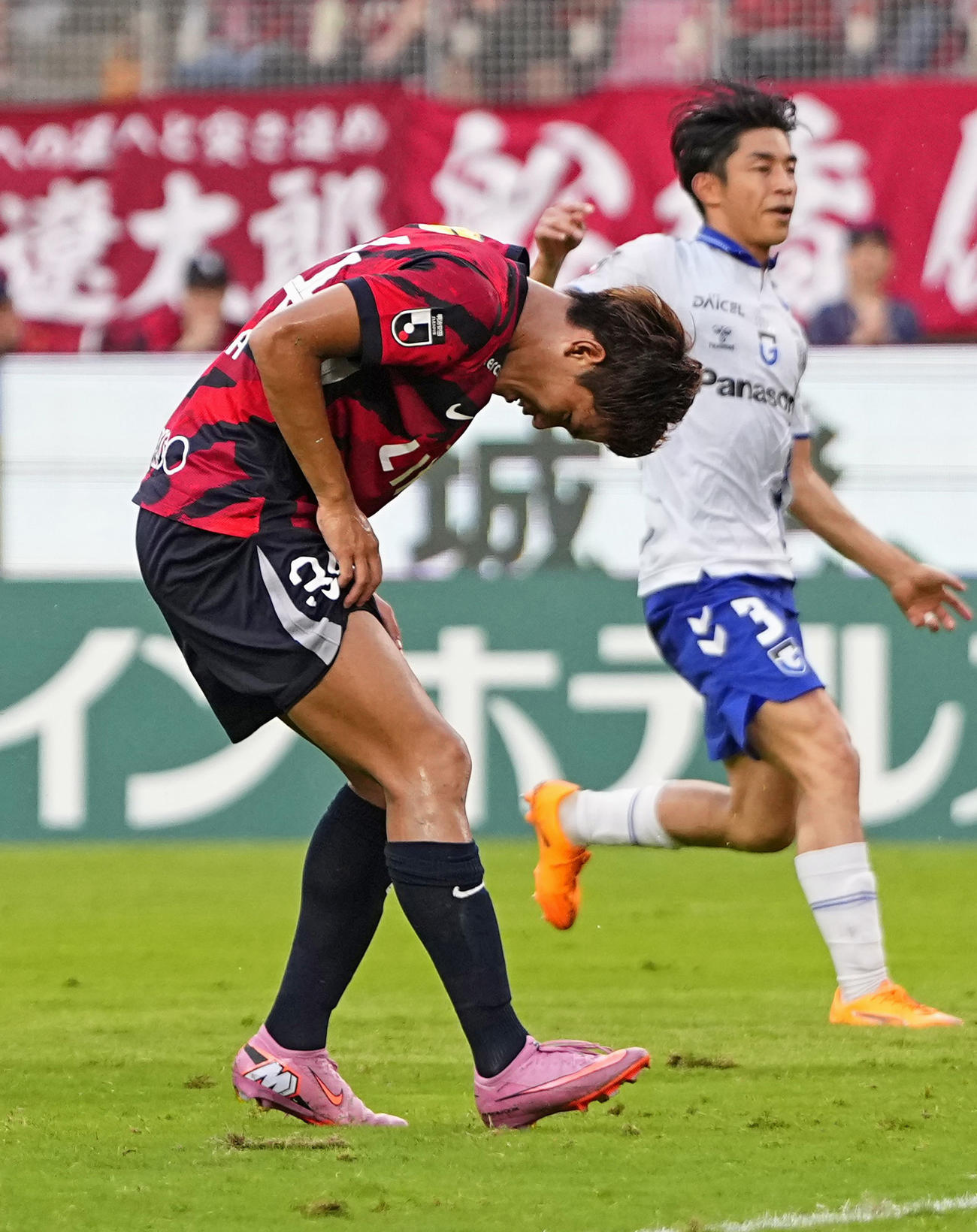 試合終了間際、PKを失敗した鹿島・徳田（共同）