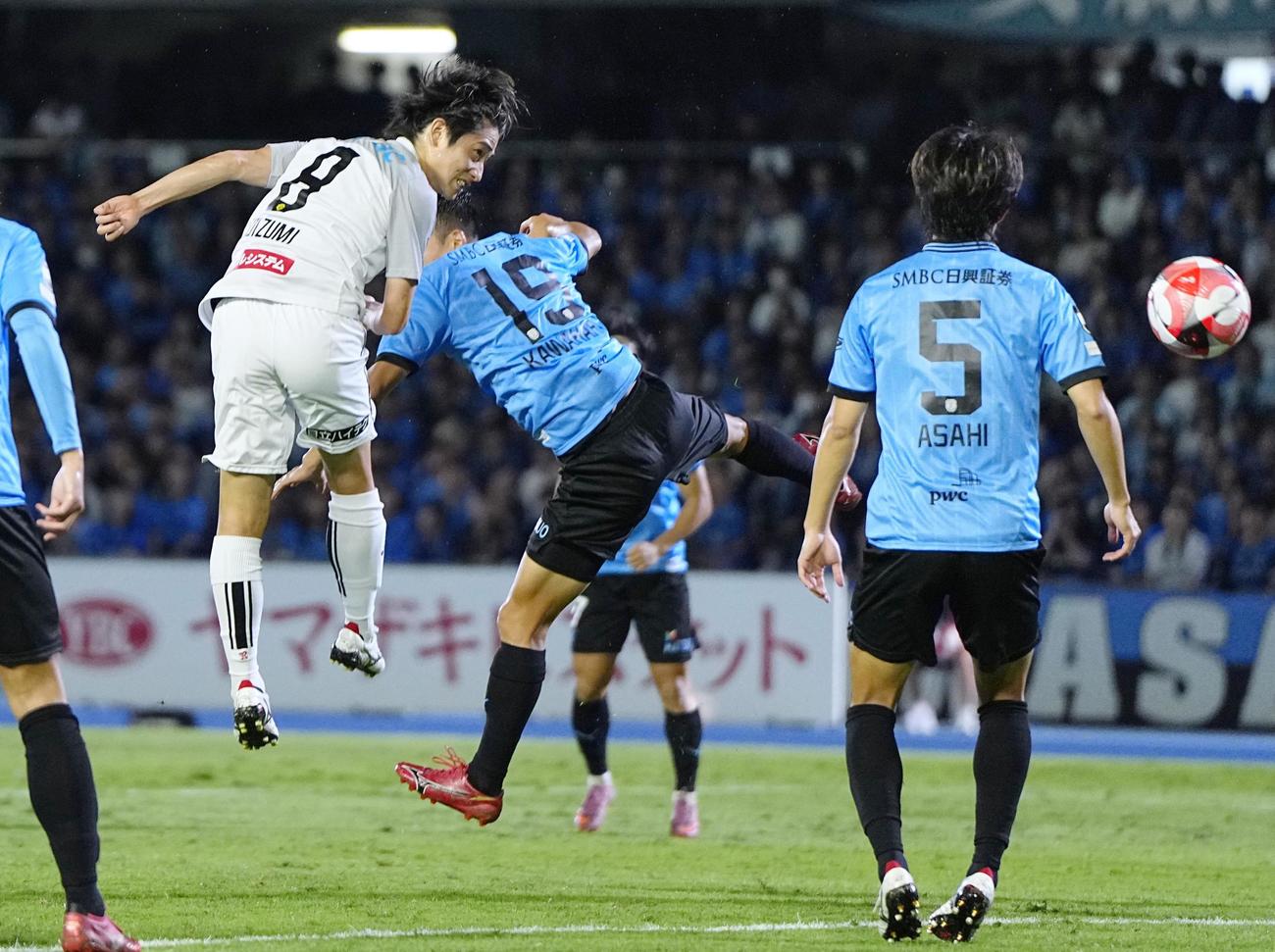 川崎―柏　後半、ヘディングでゴールを決める柏・小泉（左、共同）
