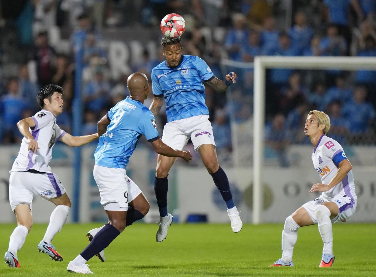 横浜FC―広島　後半、ヘディングする横浜FC・鈴木武（右から2人目、共同）