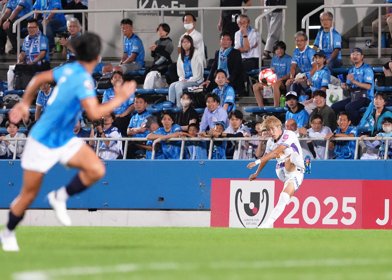 横浜FC対広島　後半、ロングシュートを決める広島中野（撮影・足立雅史）