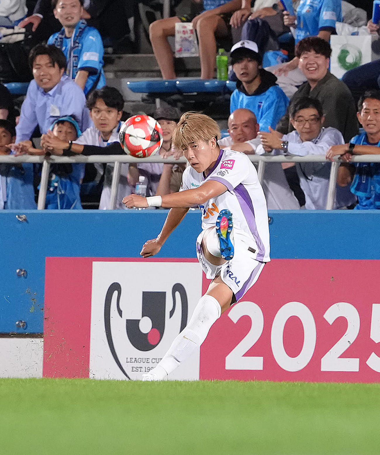 横浜FC対広島　後半、ロングシュートを決める広島中野（撮影・足立雅史）