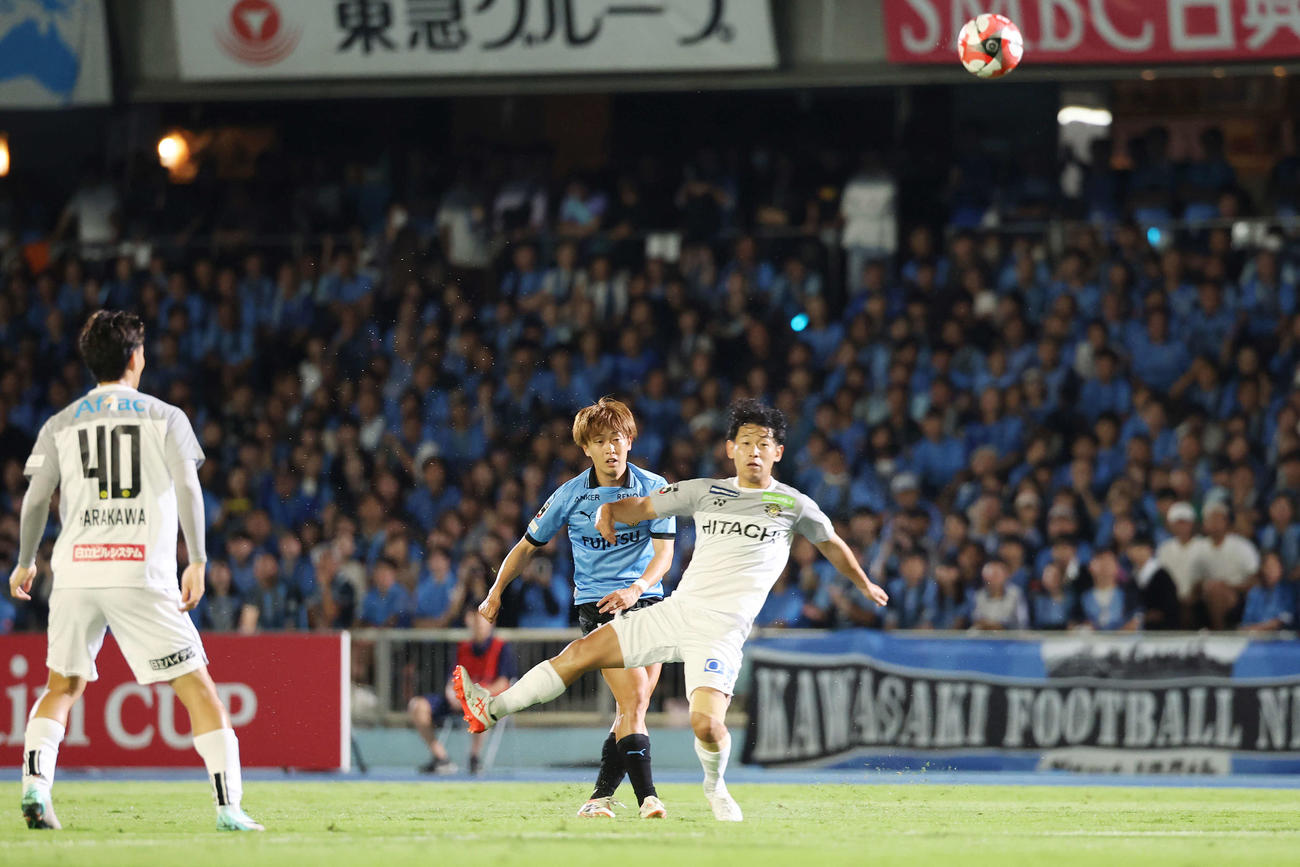 川崎F対柏　前半、ゴールを決める川崎F山本（撮影・宮地輝）