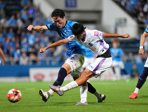 横浜FC対広島　前半、先制ゴールを決める広島中島（右）（撮影・足立雅史）