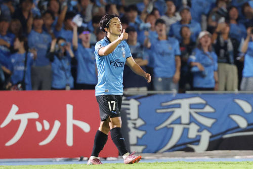 川崎F対柏　後半、ゴールを決めサムズアップする川崎F伊藤（撮影・宮地輝）