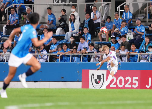 横浜FC対広島　後半、ロングシュートを決める広島中野（撮影・足立雅史）