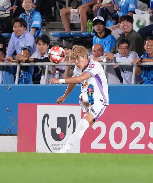 横浜FC対広島　後半、ロングシュートを決める広島中野（撮影・足立雅史）