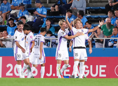 横浜FC対広島　後半、ロングシュートを決め喜ぶ広島中野（右端）（撮影・足立雅史）