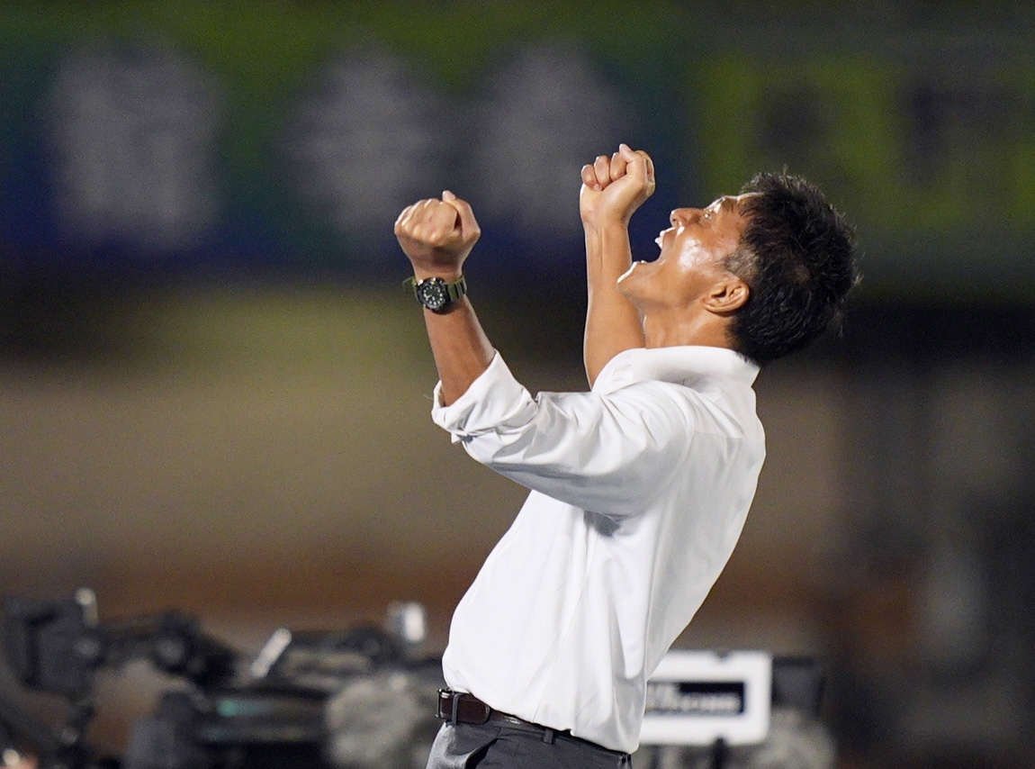 ３日の湘南戦で勝利し雄たけびを上げる城福監督（共同）