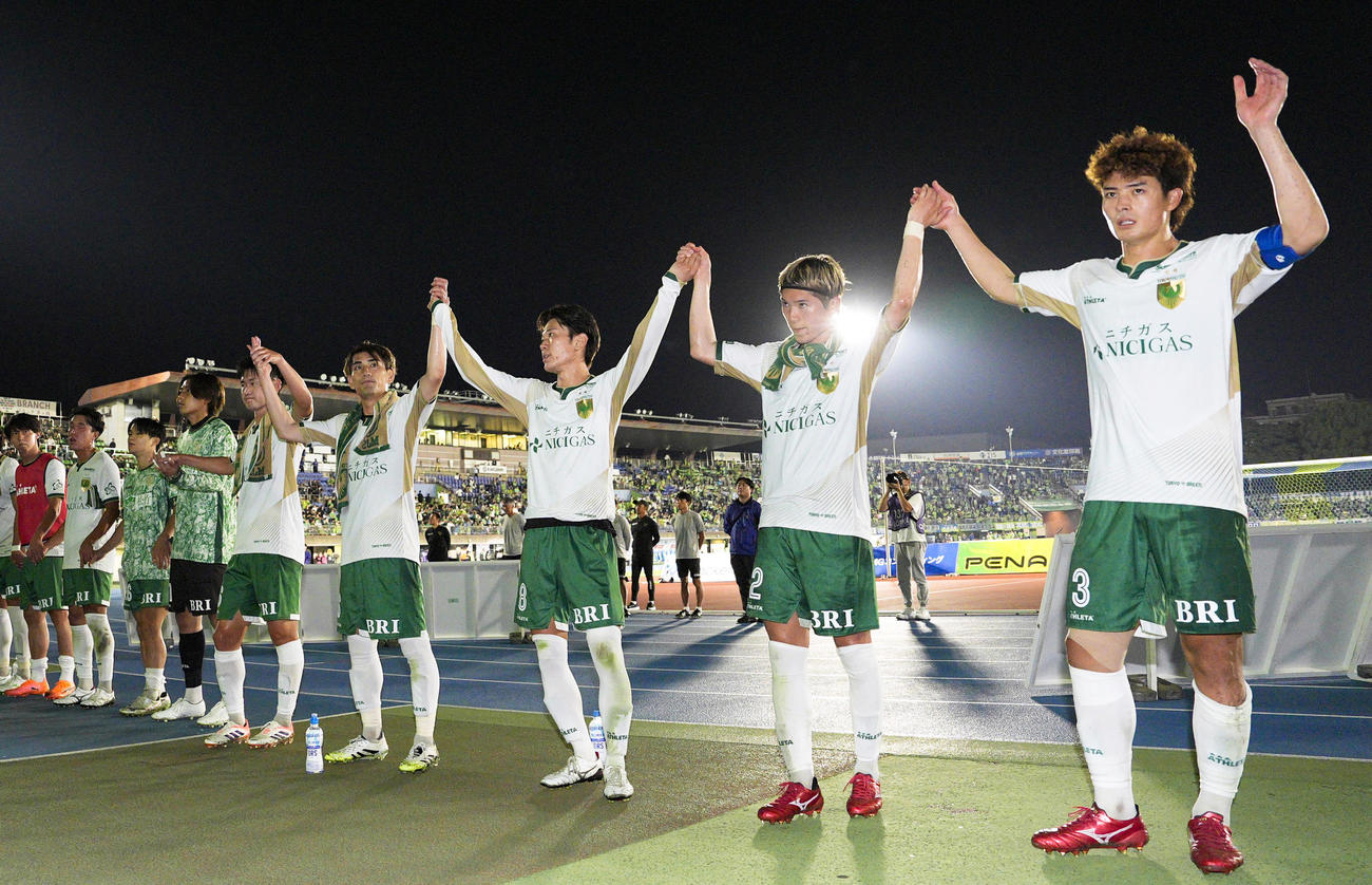３日のリーグ戦で湘南に競り勝ち、サポーターと喜びを分かち合う谷口（右端）ら東京Vの選手たち（共同）