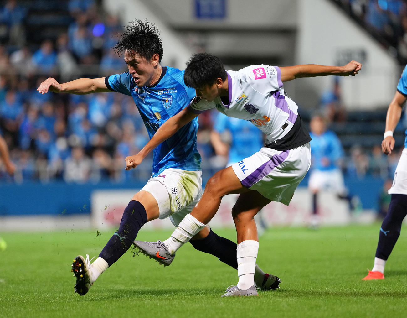 横浜FC対広島　前半、先制ゴールを決める広島中島（右）（撮影・足立雅史）