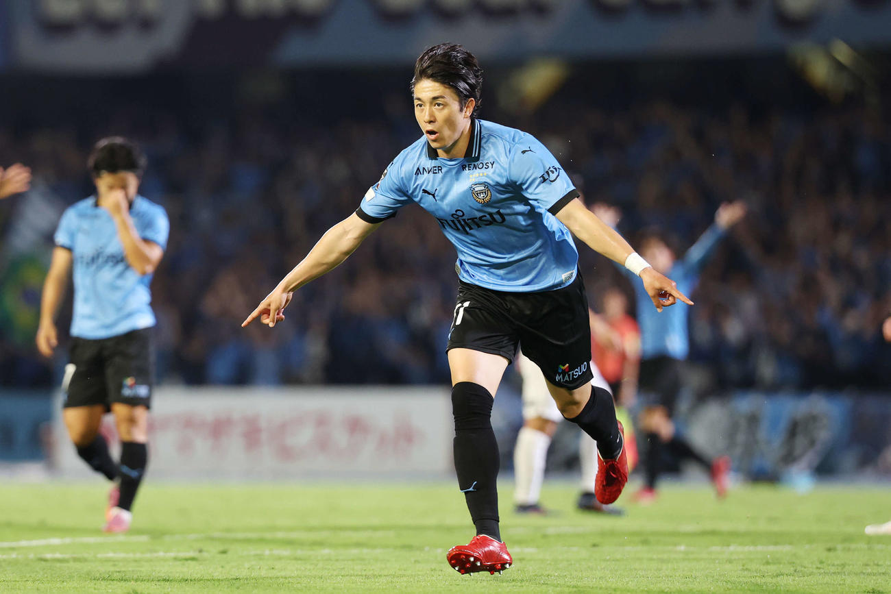 川崎F対柏　前半、ゴールを決め喜ぶ川崎Fファンウェルメスケルケン（撮影・宮地輝）