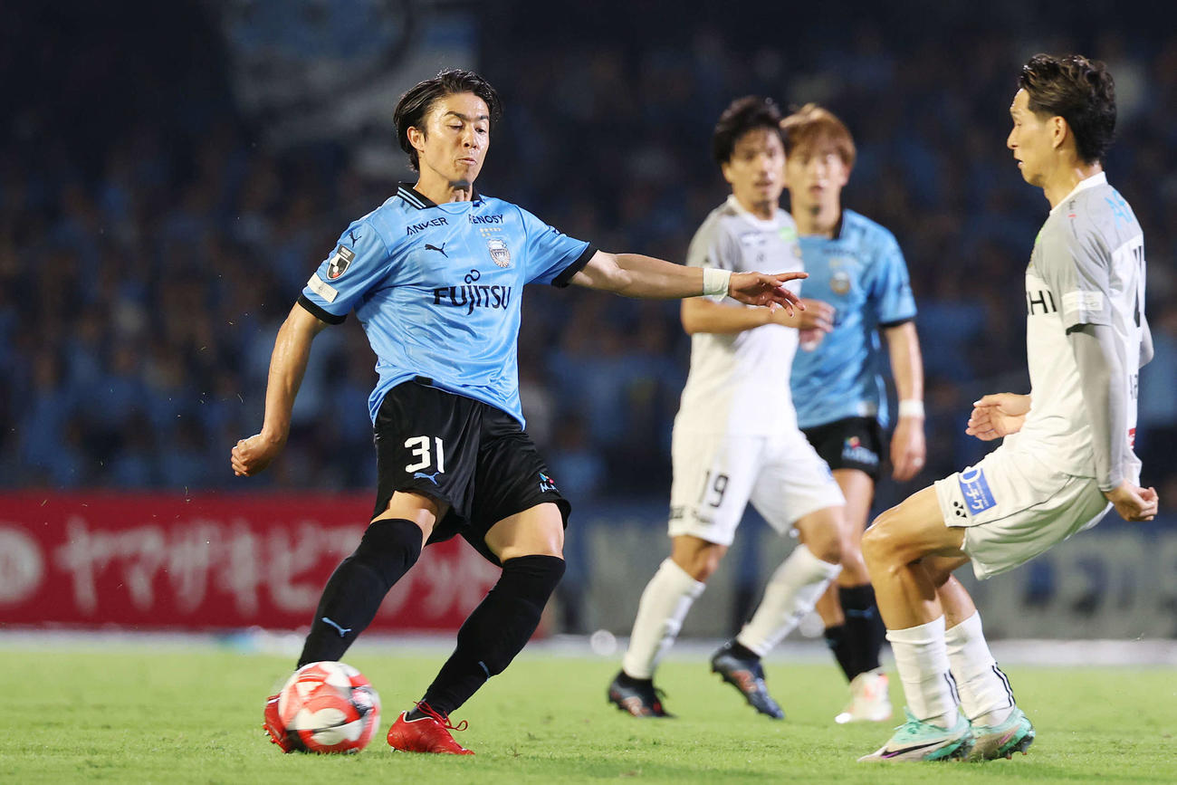 川崎F対柏　前半、ゴールを決める川崎Fファンウェルメスケルケン（撮影・宮地輝）