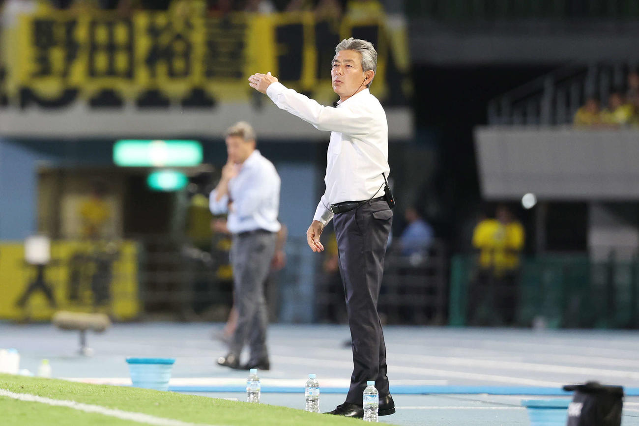川崎F対柏　後半、指示を出す川崎F長谷部監督（撮影・宮地輝）