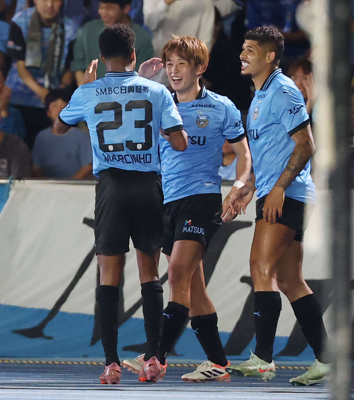 川崎F対柏　前半、ゴールを決めチームメートと喜ぶ川崎F山本（中央）（撮影・宮地輝）