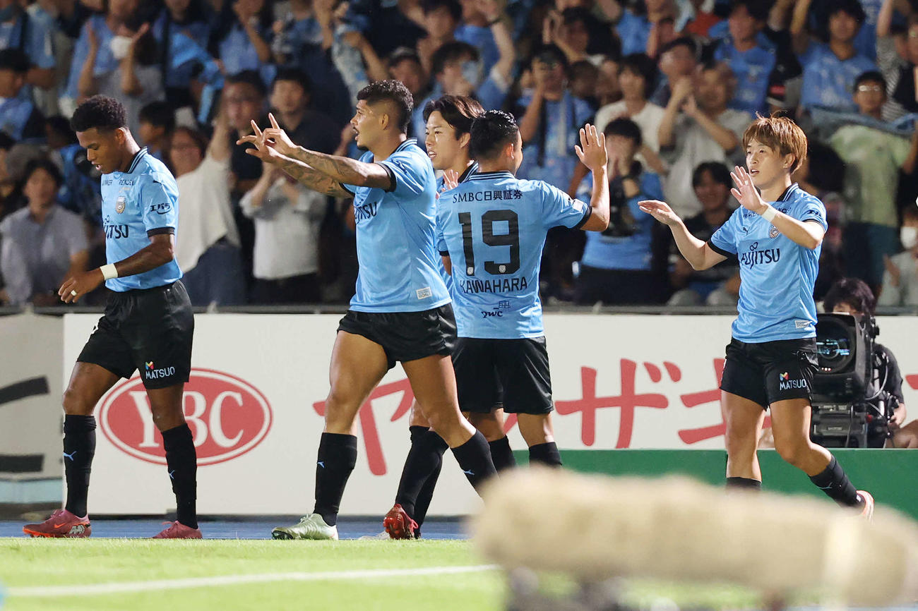 川崎F対柏　前半、ゴールを決めチームメートと喜ぶ川崎F山本（右）（撮影・宮地輝）