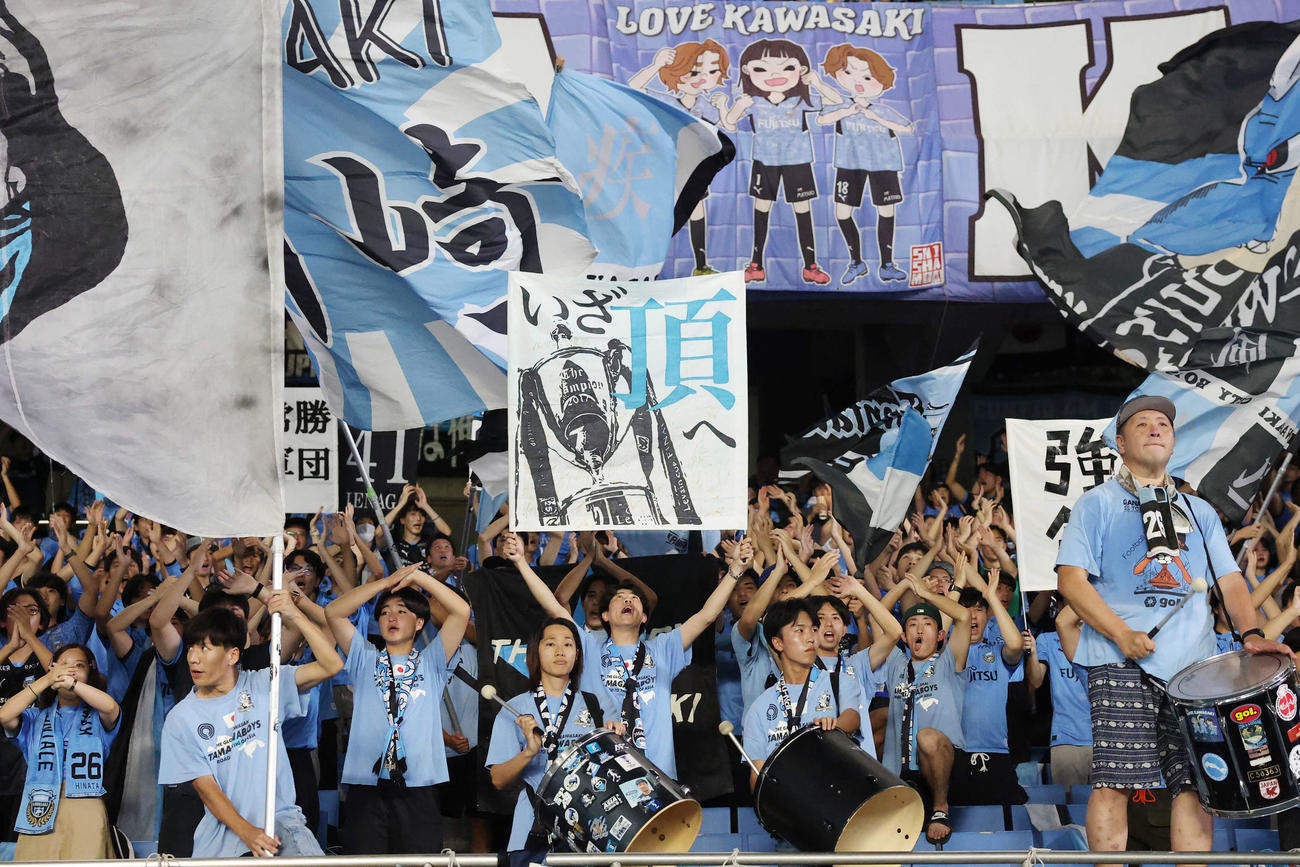 川崎F対柏　試合前、盛り上がる川崎Fサポーター（撮影・宮地輝）