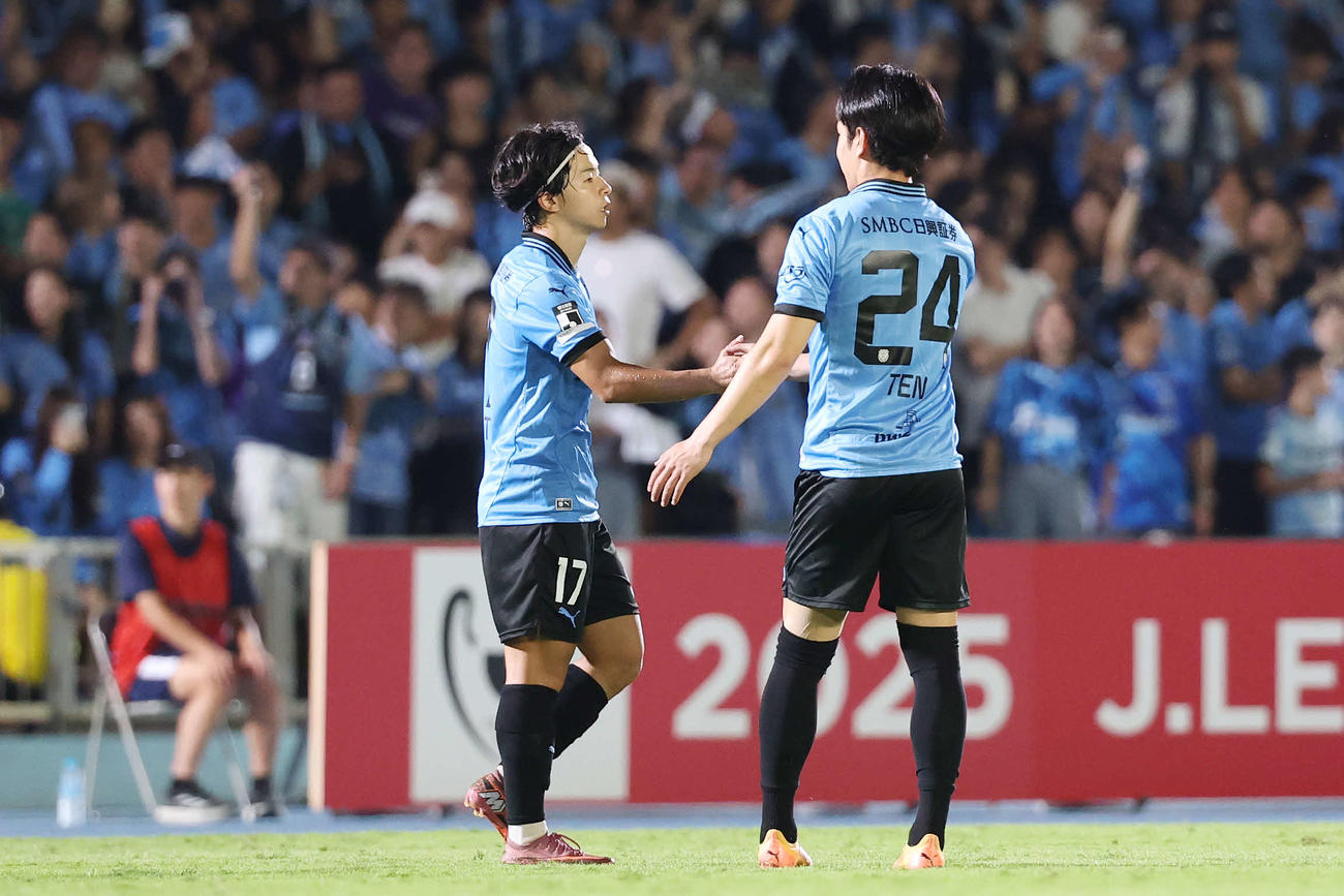 川崎F対柏　後半、ゴールを決めアシストした川崎F宮城（右）とタッチする伊藤（撮影・宮地輝）