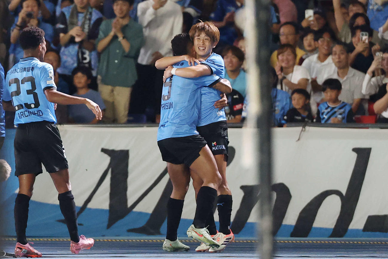 川崎F対柏　前半、ゴールを決めチームメートと喜ぶ川崎F山本（撮影・宮地輝）